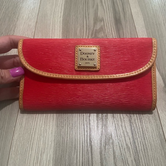 Dooney & Bourke Handbags - EUC Dooney and Bourke Saffiano Continental Clutch Wallet